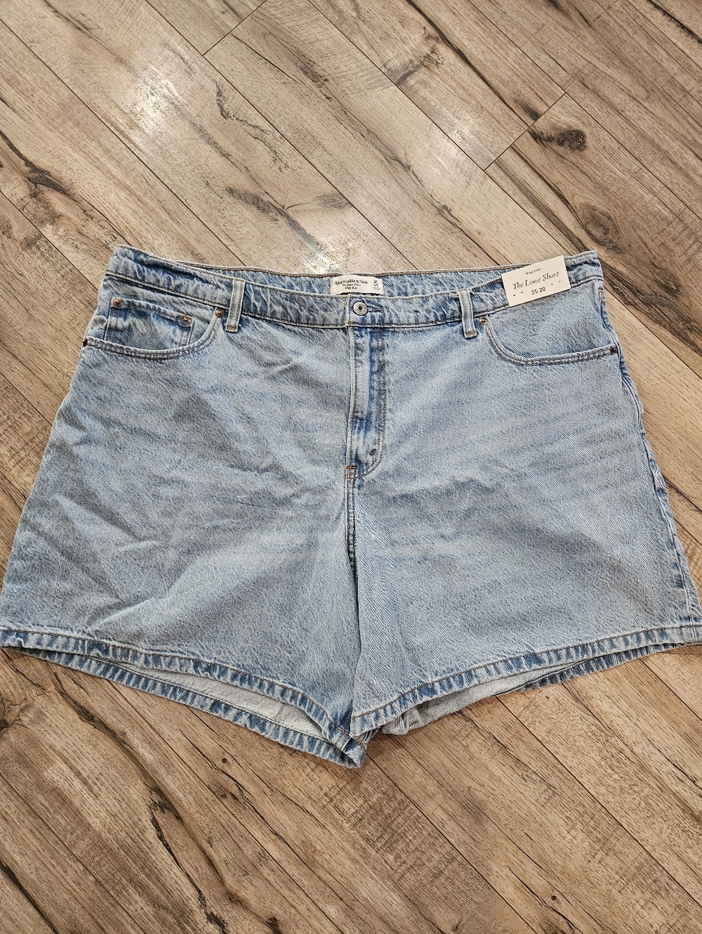 NWT Abercrombie & Fitch The Loose Short- High Rise Size 35/20 Light Denim
